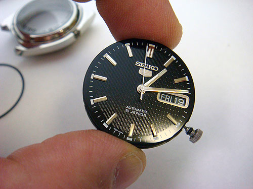 Handling Seiko 7s26 movement