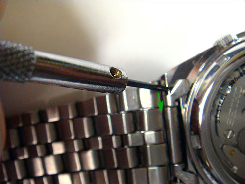 Seiko DIY bracelet removal with size 100 screwdriver